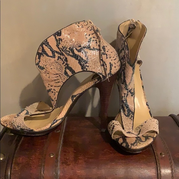 Sexy Alligator-Skin Platform Heels - Picture 2 of 6